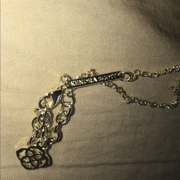 Elisa gold pendant necklace in magenta - Picture 4 of 4